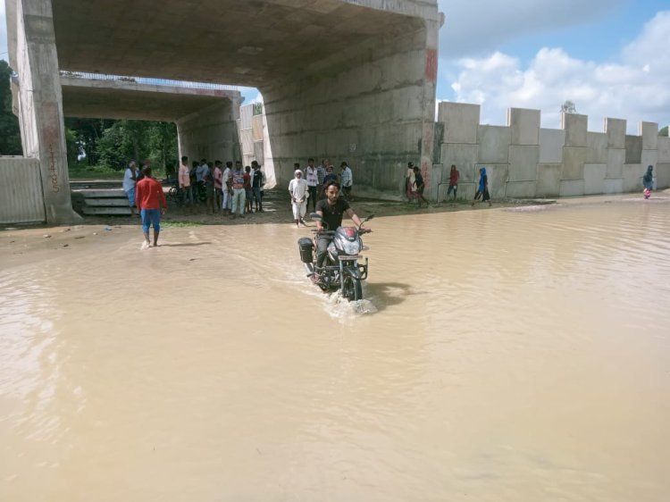 रायबरेली-राजमार्ग के अंडर पास मार्ग में भरा पानी , दर्जनों गांवों का आवागमन बाधित