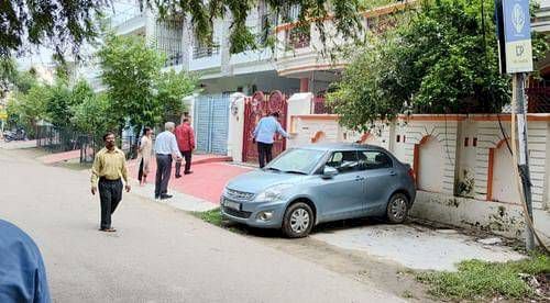 लखनऊ मे विजिलेंस की बड़ी कार्रवाई, आय से अधिक संपत्ति के मामलों में पांच अफसरों के ठिकानों पर छापेमारी