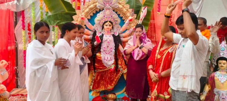 Raibareli-नवरात्रि के पहले दिन मां के जयकारों से गूंज उठा पूरा क्षेत्र