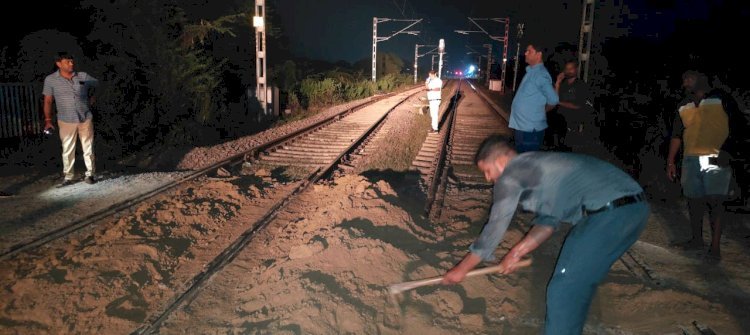 रायबरेली: रेलवे ट्रैक पर लगा मिट्टी का ढेर, डिरेल होने से बची ट्रेन, चालक की सूझबूझ से टला हादसा