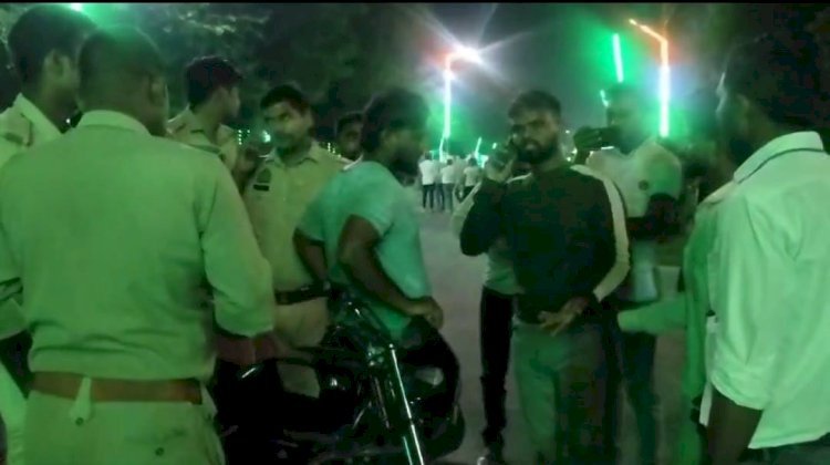 Raibareli- पुलिस की कड़ी सुरक्षा के बाद भी दबंग कार सवार हुए फरार