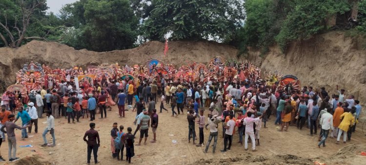 रायबरेली-भूविसर्जित की गई 150 दुर्गा प्रतिमाएं , जाम से जूझते रहे लोग