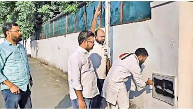 प्रियंका गांधी पर मंत्री दिनेश प्रताप सिंह की टिप्पणी से भड़के कांग्रेसी, आवास के बाहर लिखा 'बेईमान'