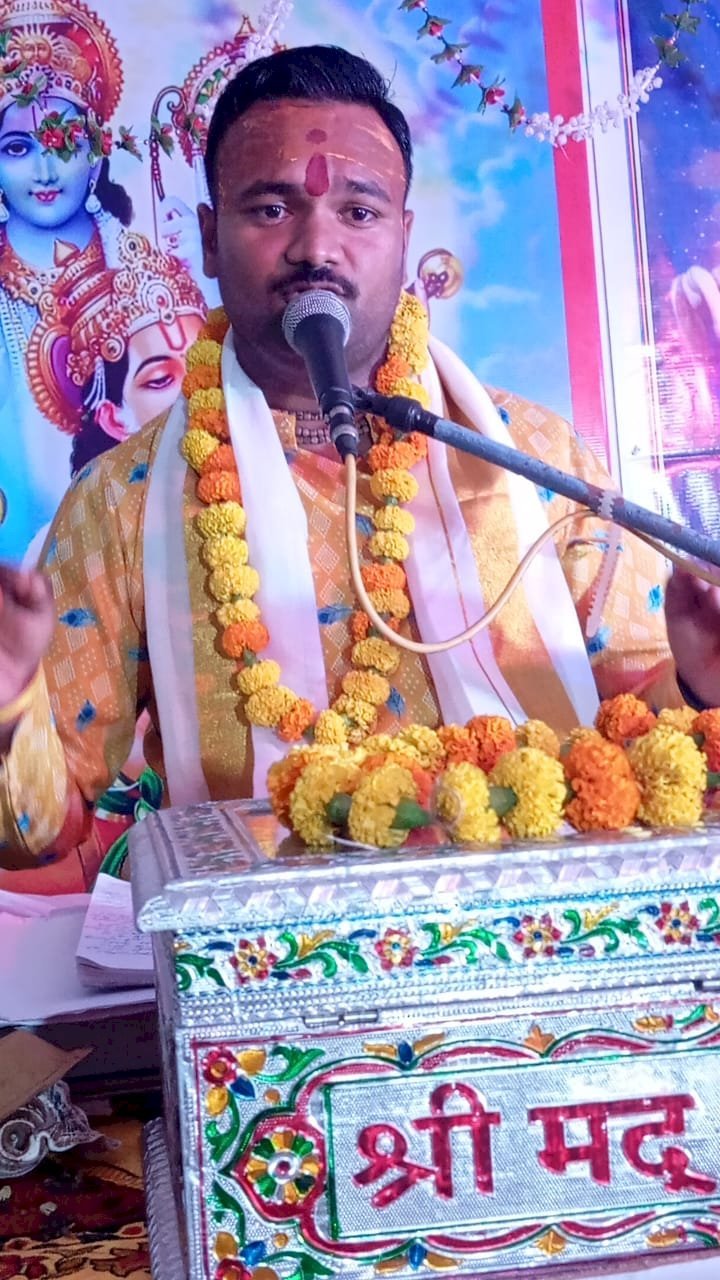 Raibareli-कथा व्यास ने छठवें दिन गोवर्धन लीला एवं महा रास की कथाऔं का किया व्याख्यान