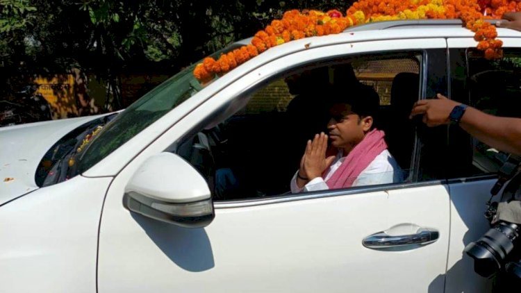 तेजप्रताप यादव के नामांकन में दिखी सैफई परिवार की एकता, अखिलेश यादव की बेटी अदिति यादव भी आईं साथ