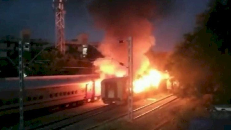 अभी-अभी ट्रेन में हुआ बड़ा धमाका, मची अफरा-तफरी, भगदड़ में कई लोग घायल