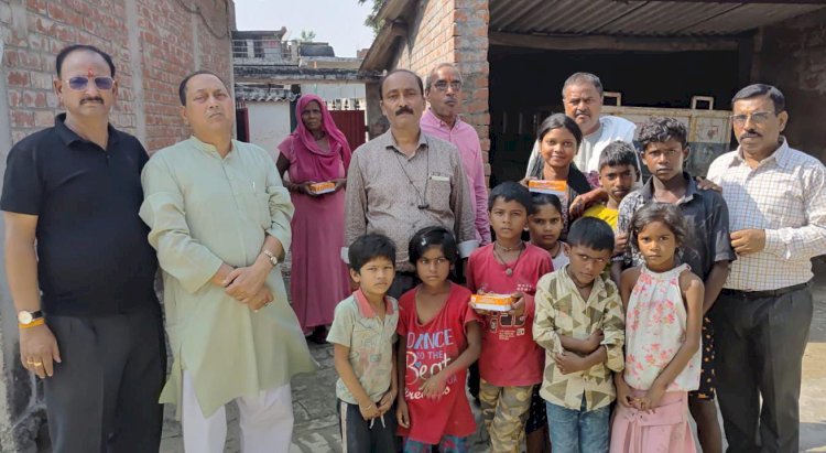 रायबरेली-समाज सेवियों ने गरीबों के जीवन में बिखेरी खुशियां , अभावग्रस्त बस्ती में मनाई दिवाली