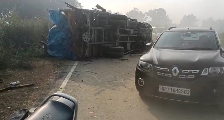 Raibareli-रायबरेली में हुआ भीषण सड़क हादसा,शराब और दवा की डीसीएम पलटी