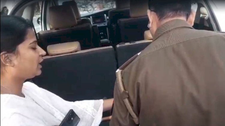 अम्बेडकर नगर में सीओ ने गाड़ी रोकी तो भड़क उठीं सपा सांसद लालजी वर्मा की बेटी