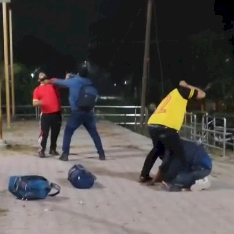 रायबरेली-रेलवे स्टेशन पर चार साथियों ने नशे की हालत में एक दूसरे को पीटा , वीडियो वायरल