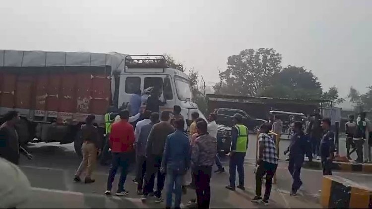 Raibareli-चुरुवा टोल प्लाजा पर टोल लेन में ट्रक व स्कॉर्पियो में हुई टक्कर, दोनों चालकों में टकराव का वीडियो वायरल 