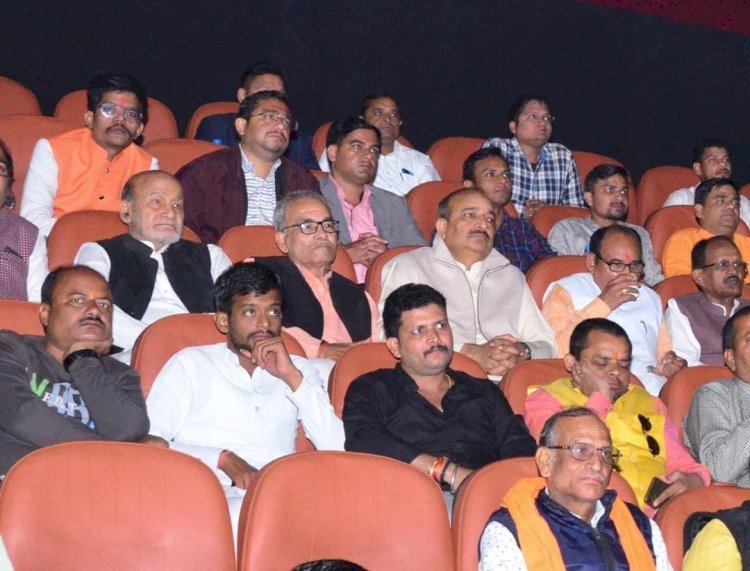 उत्तर प्रदेश सरकार के राज्य मंत्री स्वतंत्र प्रभार दिनेश प्रताप सिंह ने मिलन सिनेमा पहुंचकर देखी "दा साबरमती रिपोर्ट" फिल्म 