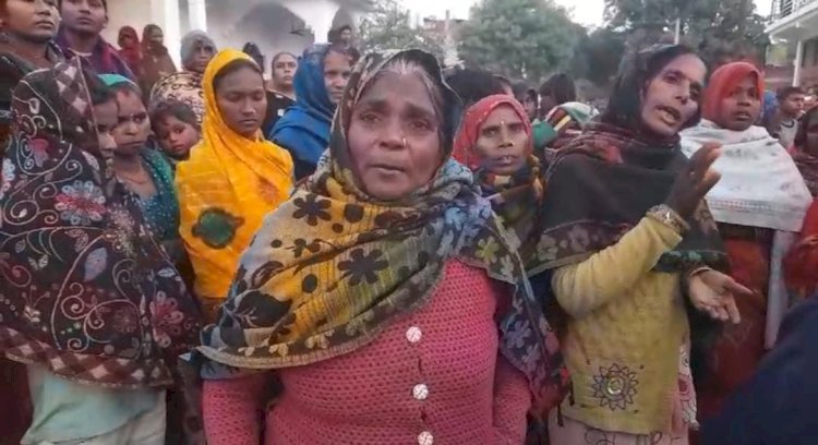 रायबरेली-आरोपित के दरवाजे पर रखा मृतक का शव , मुकम्मल कार्रवाई तक न दफन करने की जिद पर अड़े परिजन
