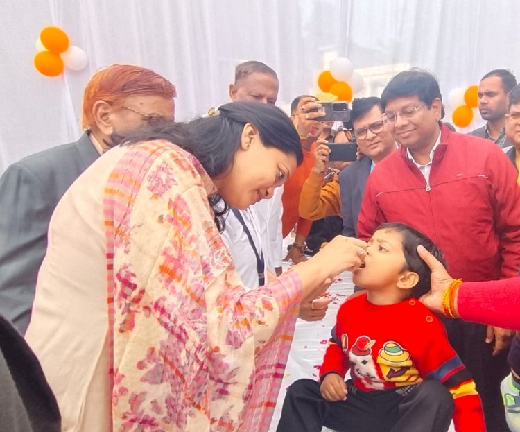 रायबरेली-डीएम ने बच्चों को पोलियो की दो बूंद पिलाकर अभियान का किया शुभारंभ