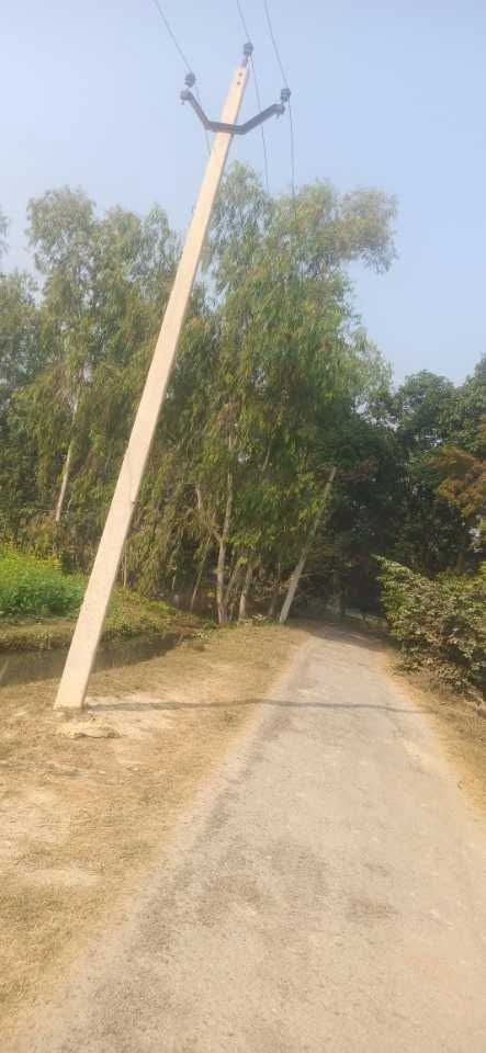 रायबरेली-झुका हुआ एचटी लाइन का विद्युत पोल बना जीवन के लिए खतरा