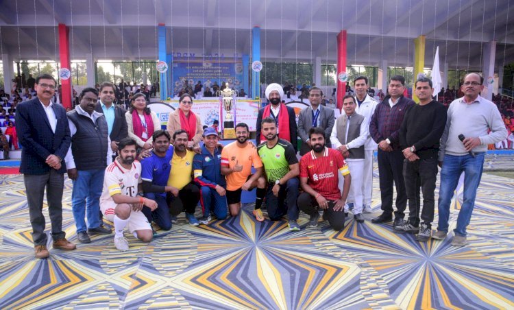 रायबरेली-इंट्रा रीजन स्पोर्ट्स मीट 2024 के तहत फुटबॉल टूर्नामेंट का भव्य उद्घाटन