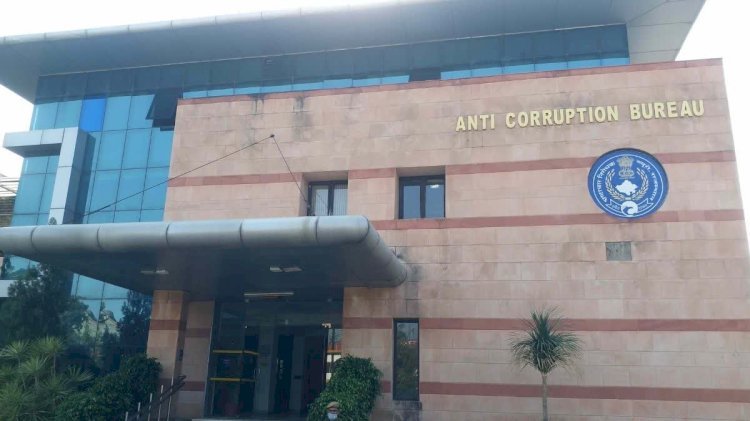 रायबरेली-एंटी करप्शन टीम ने छापा मारा,लेखपाल के घर छापा, संपत्ति का ब्यौरा जुटाया