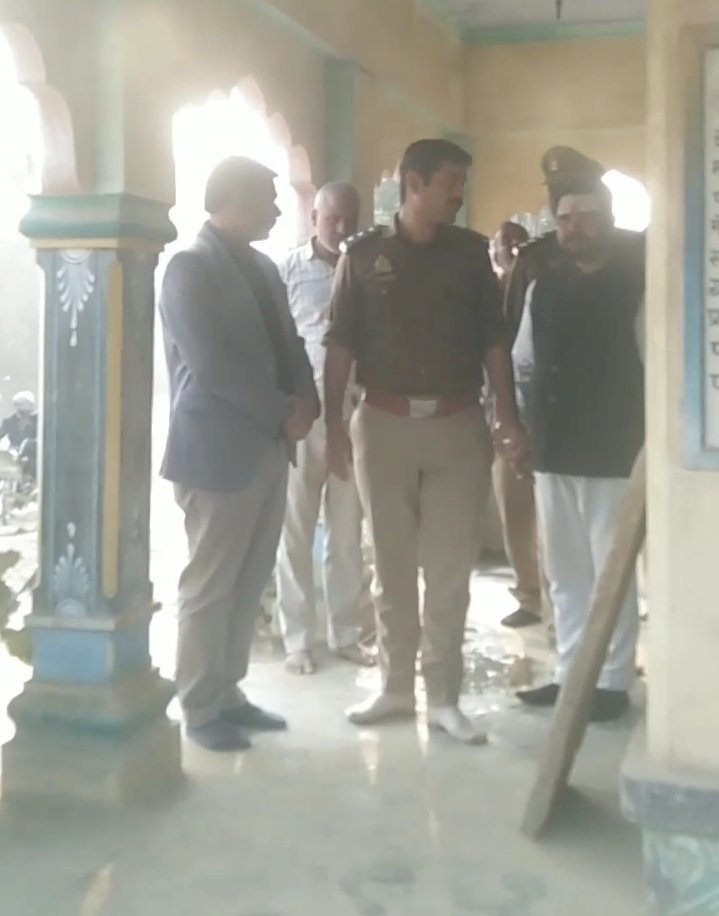 रायबरेली-राजमार्ग के किनारे स्थित शिवालय तोड़े जाने पर बवाल , लिखित आश्वासन के बाद माने ग्रामीण