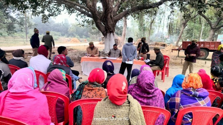 रायबरेली-कप्तान के आदेश पर क्षेत्राधिकारी व कोतवाल ने लगाई गांव में चौपाल।