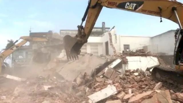 घर गिराना पड़ा भारी, 25 लाख मुआवजे के SC आदेश के बाद पूर्व DM-ADM-कोतवाल समेत 27 पर केस