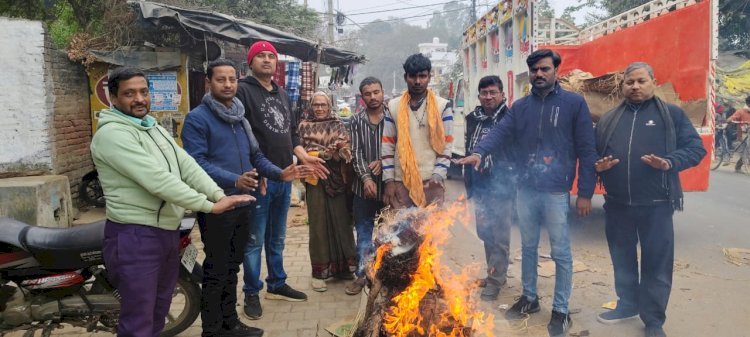 रायबरेली-उद्योग व्यापार मंडल ने कस्बे के बारह प्रमुख स्थानों पर जलवाए अलाव