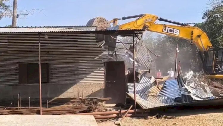 पत्रकार हत्याकांड : आरोपी ठेकेदार के साम्राज्य पर चला बुलडोजर, पांच एकड़ जंगल की जमीन पर किया था अवैध कब्ज़ा