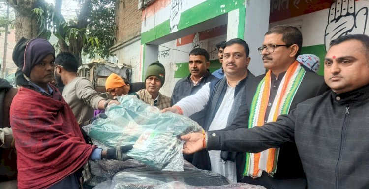 रायबरेली-कांग्रेस नेताओं ने जरूरतमंदों को वितरित किए राहुल गांधी द्वारा भेजे गए कम्बल,,,,,