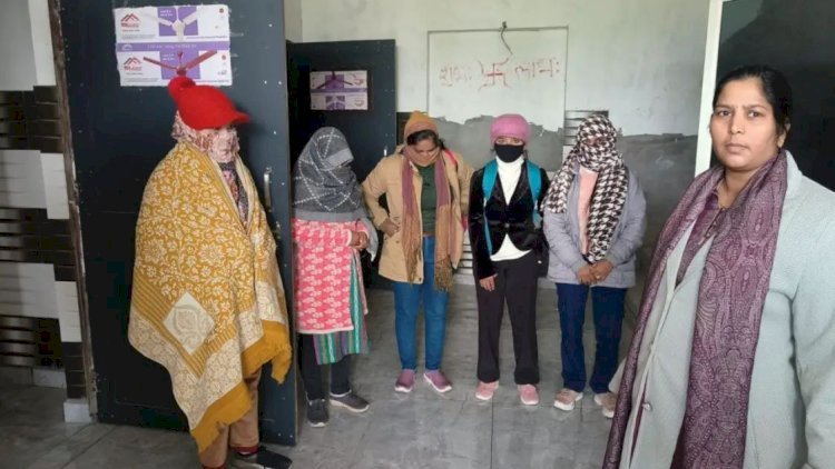 OYO होटल में 'रंगरेलियां' मना रहे थे कपल्स, छापेमारी से मचा हड़कंप, वीडियो में देखें पूरा माहौल