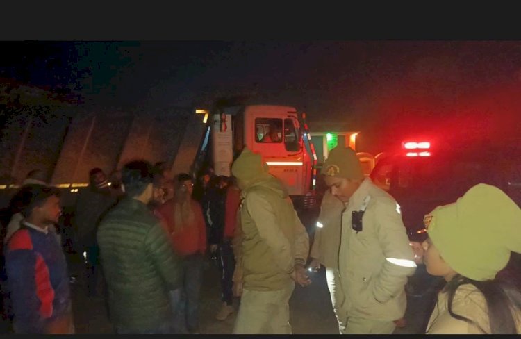 रायबरेली-गंगा एक्सप्रेस में मिट्टी की ढुलाई कर रहे डंफ़रों ने नष्ट कर दिया गांव का रास्ता