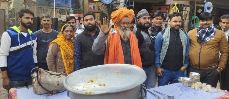 रायबरेली-मकर संक्रांति के पावन पर्व पर हनुमान मन्दिर पर हुआ खिचडी भोज का आयोजन