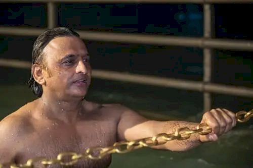 अखिलेश यादव ने किया गंगा स्नान, सोशल मीडिया पर शेयर कीं तस्वीरें, कुंभ को लेकर सरकार पर किया हमला
