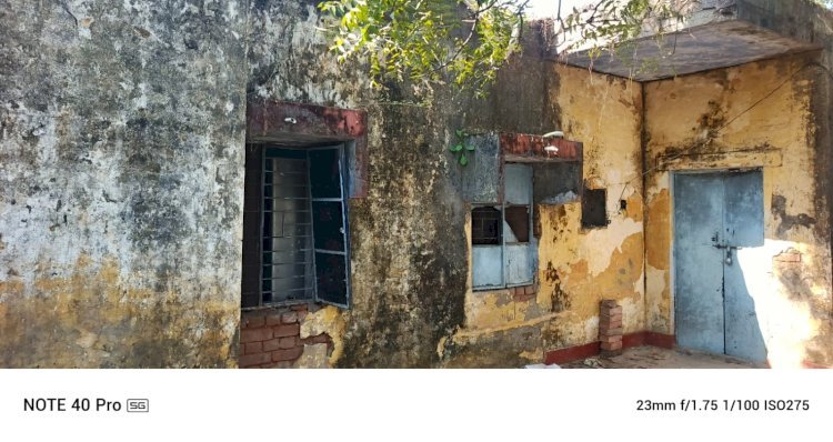 रायबरेली-जर्जर आवास में रहते है क्षेत्र में विकास की जिम्मेदारी उठाने वाले