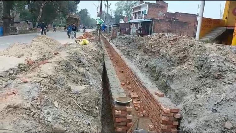 रायबरेली-पीली ईंटों से बन रहा जिला पंचायत द्वारा जल निकासी का नाला,,,,,