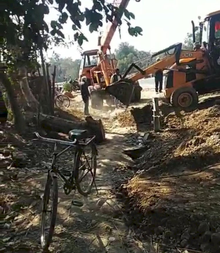 रायबरेली-अपनी भूमिधरी भूमि पर निर्माण कर रहे शख्स को प्रधान नें जबरन पटवा दी नींव