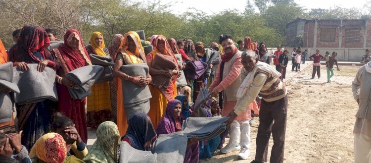 Raibareli-पूर्व ब्लाक प्रमुख सत्येंद्र प्रताप सिंह ने गरीबों को वितरित किया कंबल मनाया गणतंत्र दिवस