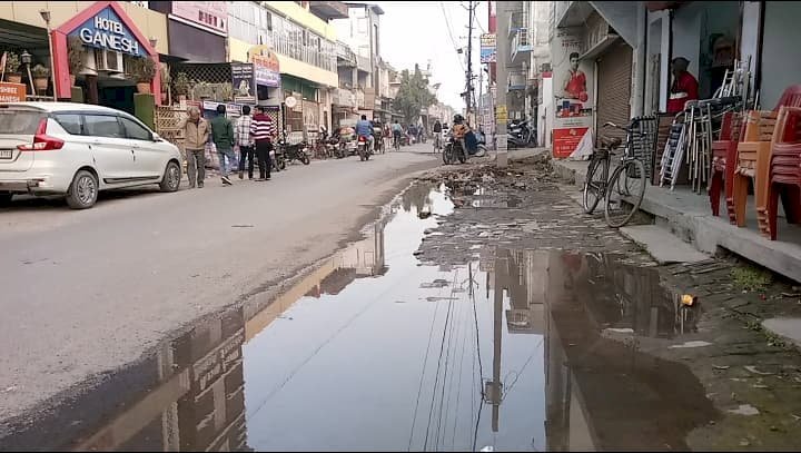 रायबरेली-टूटी पाइप लाइन से हजारों लीटर पानी हो रहा बर्बाद, उपभोक्ता हो रहें परेशान