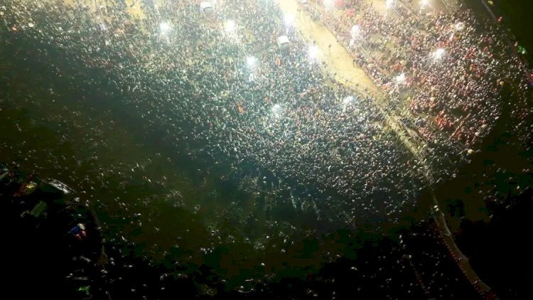 संगम पर अमृत स्नान कर रहे संतों पर पुष्प वर्षा. पल-पल का अपडेट ले रहे CM योगी