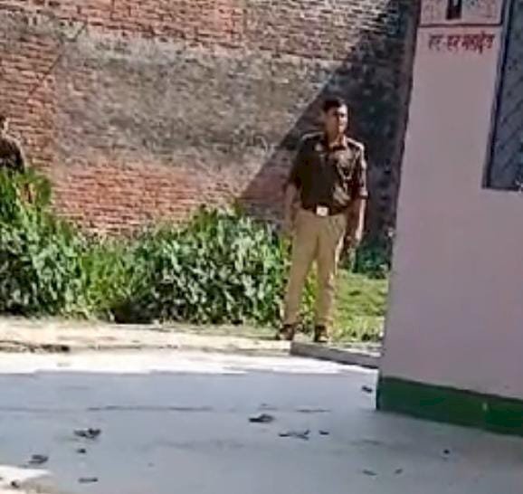 रायबरेली-शौचालय के लिए गड्ढा खोदवाकर निर्माण कार्य में हल्का दरोगा मन रहा बाधक,,,, 