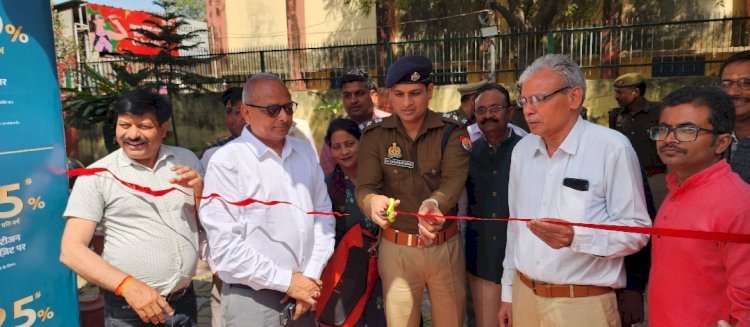 पुस्तक मेला का एसपी ने फीता काटकर  उद्घाटन किया