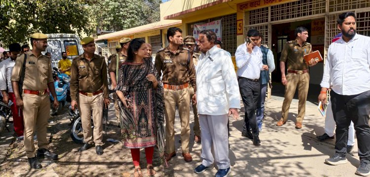 रायबरेली-डीएम-एसपी ने जिला अस्पताल पहुचकर सड़क दुर्घटना में घायल मरीजों का जाना हाल