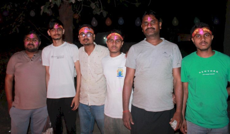रायबरेली-मुशीगंज पैलेस चौराहा पर होलिका का हुआ दहन,मोहल्लावासियों ने अबीर ग़ुलाल लगा कर गले मिलके दी एक दूसरे को होली की शुभकामनायें