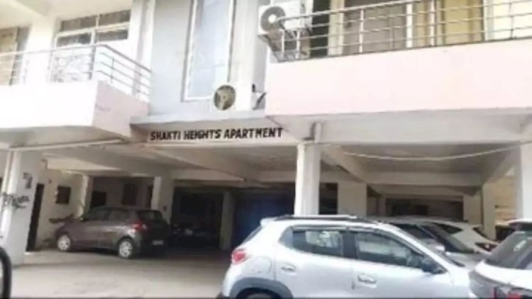फ्लैट में मिलीं 10 थाईलैंड की लड़कियां! अपार्टमेंट मालिक शक्ति सिंह का 'सपा कनेक्शन', अखिलेश यादव समेत बड़े नेताओं के साथ तस्वीरें वायरल