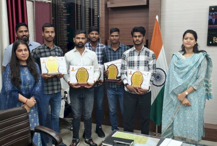 रायबरेली में चयनित छात्रों को जिला अधिकारी हर्षिता माथुर ने किया सम्मानित।