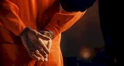 महिला संग निजी पल बिताने के लिए बंदी को कार में छोड़ा.हुआ फरार, चाय-समोसा खा रहे थे सिपाही, रिपोर्ट दर्ज