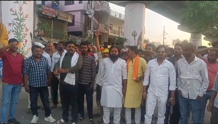 रायबरेली-करणी सेना व भाजपा तथा हिंदू संगठनों के कार्यकर्ताओं ने फूंका सपा सांसद का पुतला