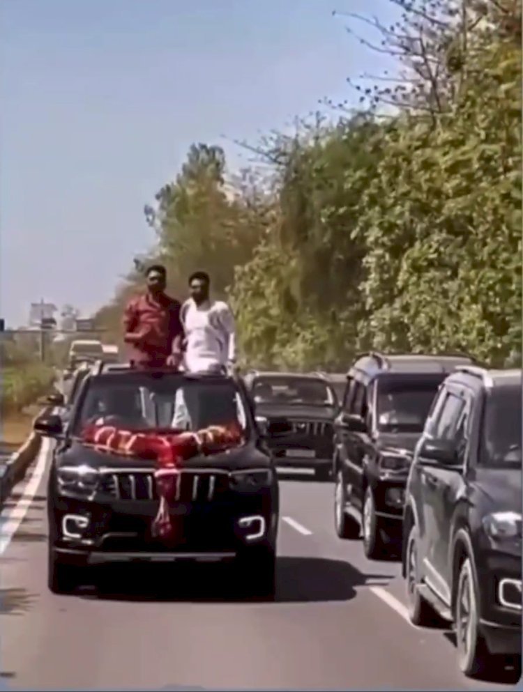 रायबरेली में चार पहिया वाहन के ऊपर खड़े होकर यातायात नियमों की उड़ाई गयी धज्जियाँ