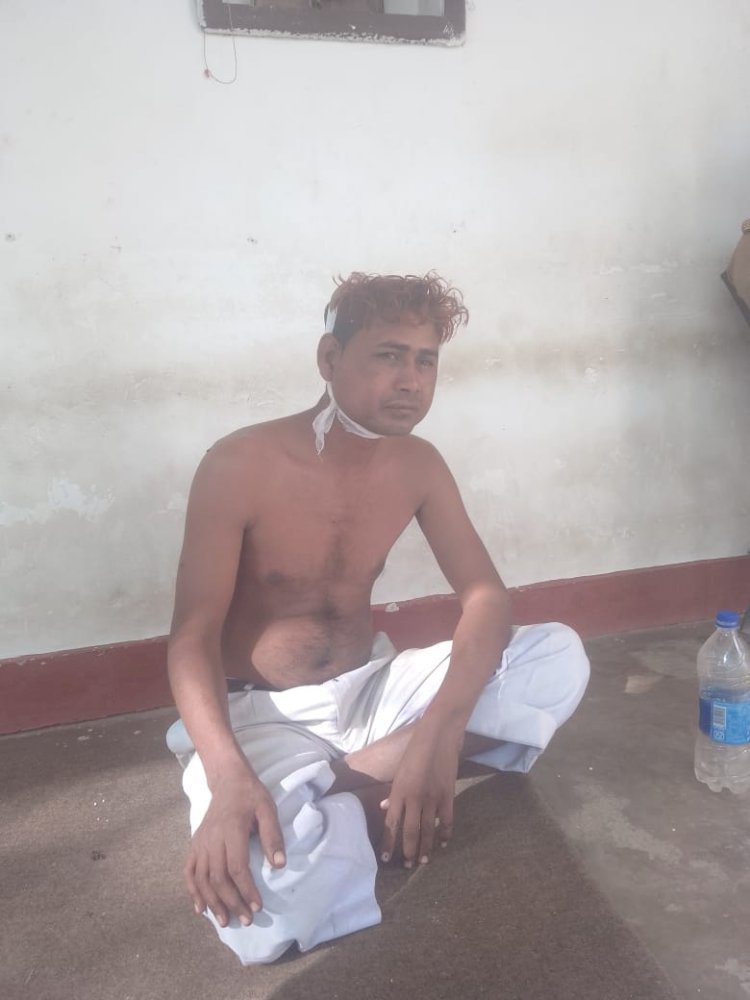 रायबरेली में बकरी चोरी करते चोर को ग्रामीणों ने रंगे हाथ पकड़ा