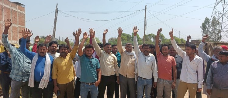 रायबरेली-सवैया तिराहा स्थित सब्जी मंडी संचालक के तानाशाही रवैया के विरोध में सब्जी व्यापारियों नें जताया अक्रोस,,,,