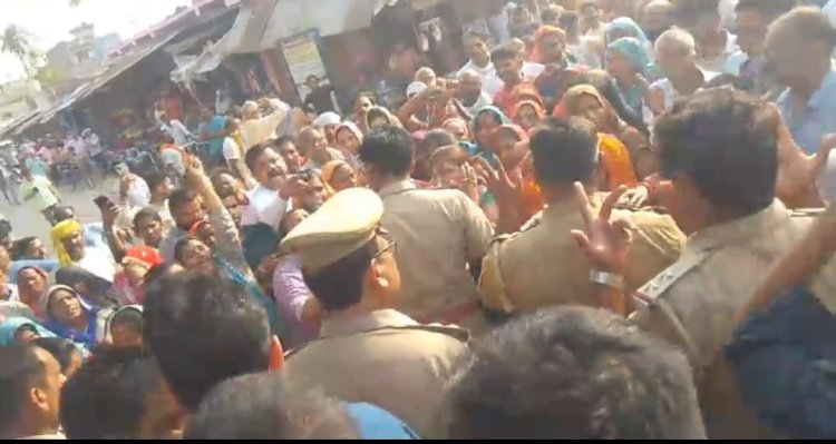 रायबरेली मे सैकड़ो की संख्या में  महिलाओ व पुरुषों ने सरेनी चौराहे पर किया प्रदर्शन