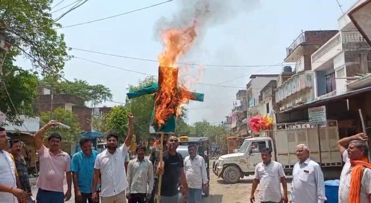 रायबरेली-रोहनिया में भाजपा कार्यकर्ताओं ने फुके पाकिस्तान के पुतले
